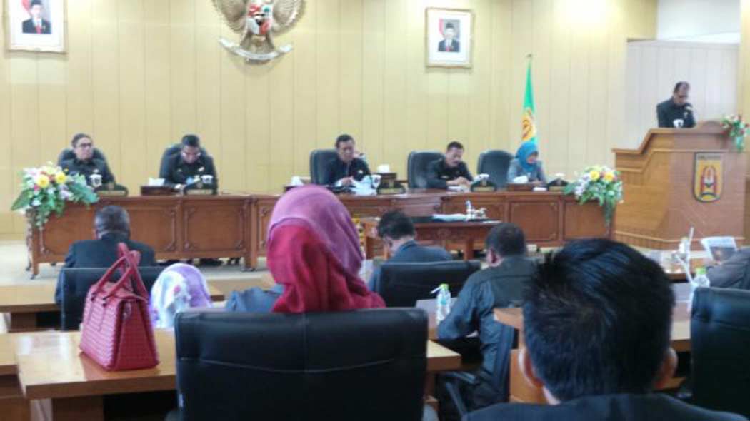 Setelah sempat dibahas empat kali pembahasan, akhirnya Raperda pembentukan dan susunan perangkat daerah Kota Banjarbaru ditetapkan menjadi dalam rapat paripurna DPRD Banjarbaru, Rabu 31 Agustus 2016.
