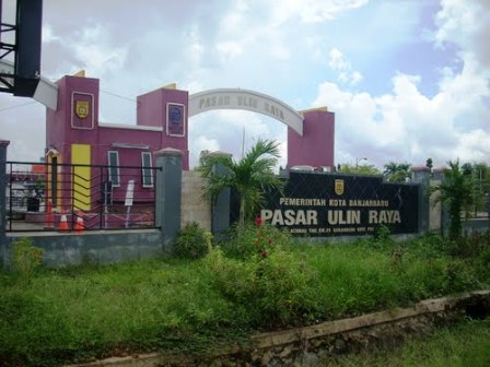 Kejaksaan Negeri Banjarbaru sudah menetapkan tersangka untuk kasus dugaan korupsi pengelolaan Parkir Pasar Ulin Raya. Kejaksaan menyebut "R" terlibat sebagai aktor dalam kasus yang membuat pemerintah kota Banjarbaru merugi dibuatnya.