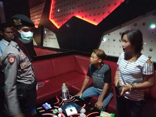 Operasi gabungan dari BNN, Polresta Banjarbaru dan Satpol PP, Jumat 14 Juli 2017 mengobok-obok tempat hiburan malam (THM) di Banjarbaru tak sia-sia. Dari belasan THM, aparat berhasil menggaruk sedikitnya 13 pengunjung yang kedapatan positif mengkonsumsi narkoba.