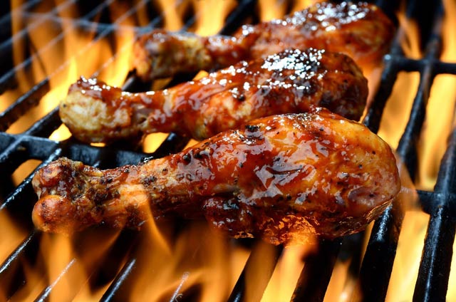 Ayam bakar, daging bakar, ikan bakar, bahkan bakso bakar memang kuliner lezat. Tapi tahukah anda, dibalik kelezatannya itu, penyakit mematikan membayangi anda jika mengolah makanan bakaran tidak dilakukan dengan cara yang benar. 