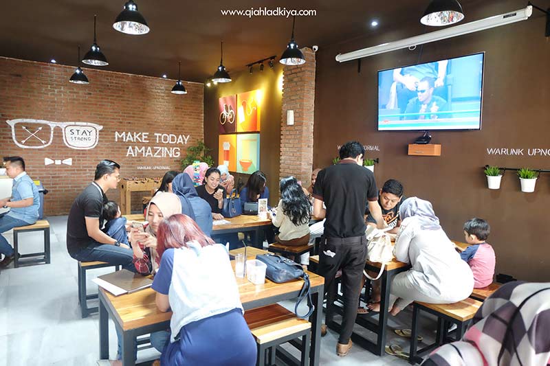 Makassar daerah dengan banyak sebutan seperti Ujung Pandang, Kota Angin Mammiri atau Kota Daeng, terkenal akan kulinernya yang enak dan lezat. Coto Makassar, Pallu Basa, Sop Konro, Kapurung, Pisang Epe, Es Pisang Ijo merupakan beberapa kuliner Makassar yang banyak menjadi buruan para wisatawan.