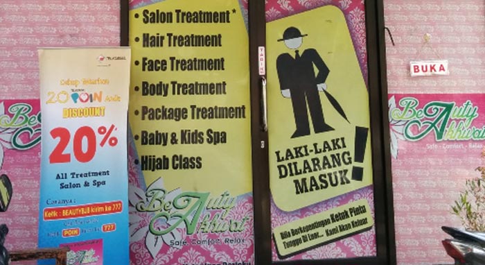 Bagi perempuan, salon boleh dibilang tempat yang wajib dikunjungi. Di Kota Banjarbaru, banyak penyedia jasa perawatan yang menawarkan beragam treatment kencatikan dan kesehatan kulit.