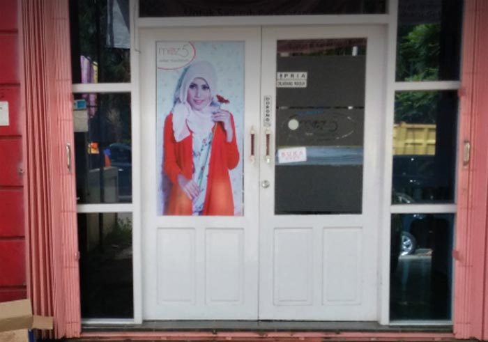 Bagi perempuan, salon boleh dibilang tempat yang wajib dikunjungi. Di Kota Banjarbaru, banyak penyedia jasa perawatan yang menawarkan beragam treatment kencatikan dan kesehatan kulit.