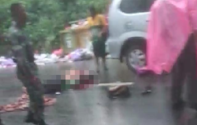 Satu keluarga, seorang ayah, ibu dan satu anaknya terkapar di Jl Ir P.M Noor Sungai Ulin, Banjarbaru, Kamis (7/2/2019) sekira pukul 11.45 Wita. Ketiganya merupakan korban kecelakaan lalu lintas.