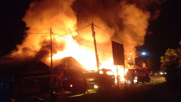 Kebakaran hebat terjadi di Jl. Rambai RT 01 RW 03 kawasan kampung Pelangi Kelurahan Guntung Paikat Kecamatan Banjarbaru Selatan, Kota Banjarbaru, Sabtu (23/2/2019) dinihari sekira pukul 02.00 Wita.