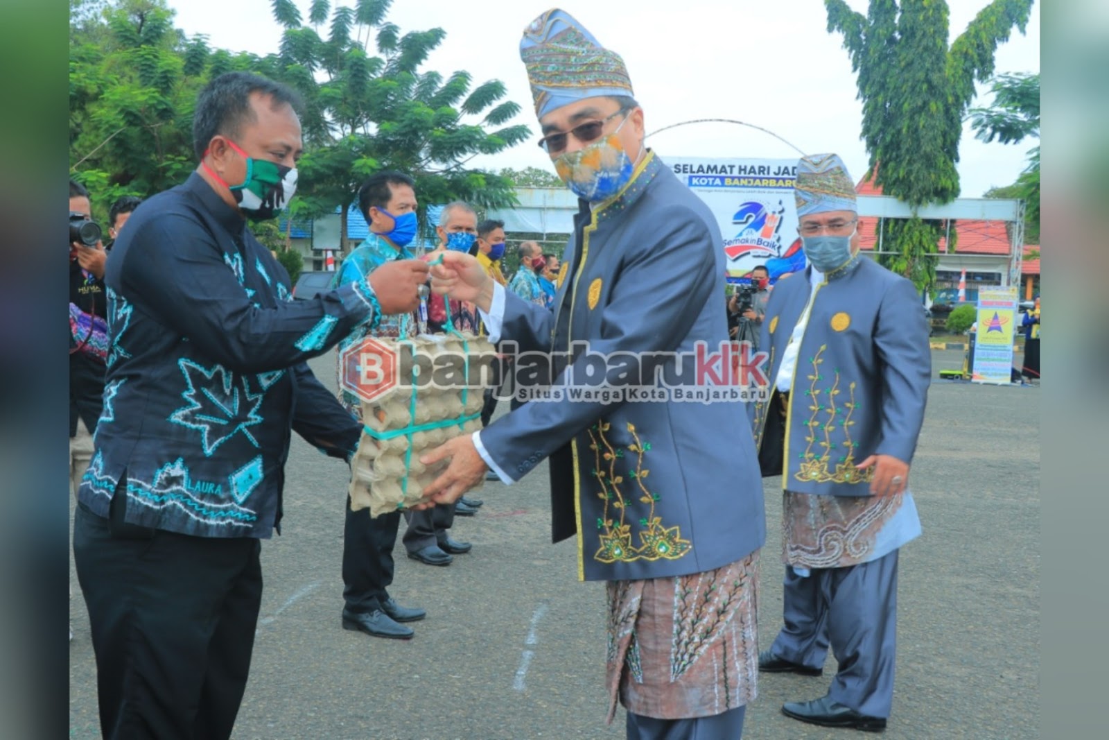 Wakil Walikota Banjarbaru H Darmawan Jaya Setiawan menyerahkan bantuan CSR Bank Kalsel dan bantuan dari ASN Kota Banjarbaru secara simbolis untuk masyarakat kurang mampu yang terdampak akibat pandemi Covid-19.