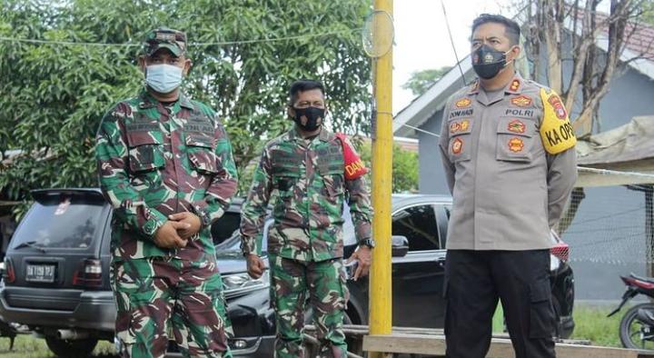 Kapolres Banjarbaru Berikan Bantuan untuk Warga Terpapar Covid-19