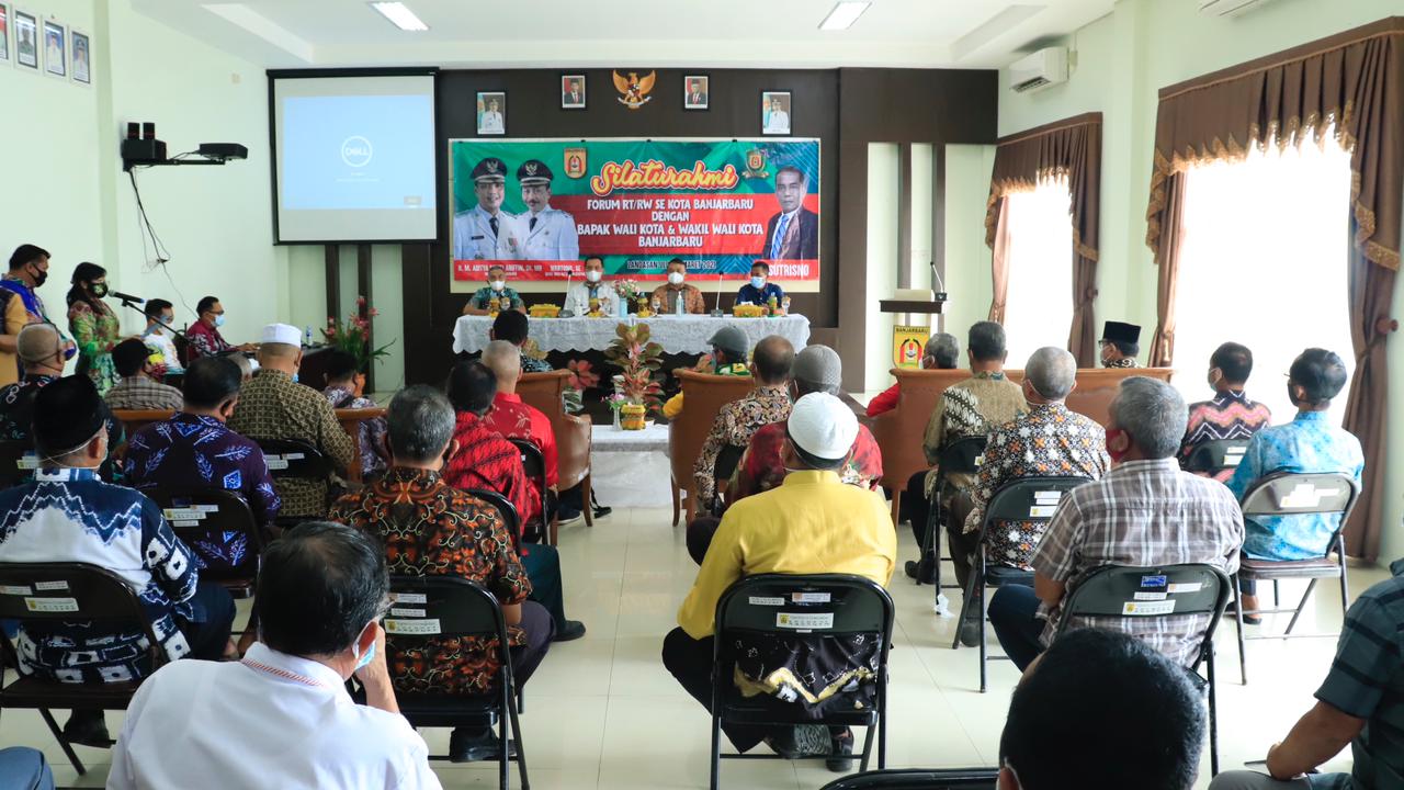 Walikota Banjarbaru bersilaturahmi sekaligus gelar pertemuan rutin bulanan dengan seluruh Ketua Forum RT dan RW se Kota Banjarbaru