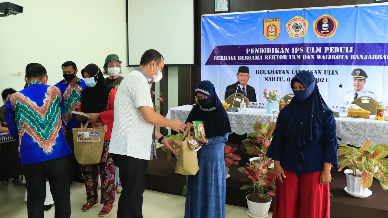 Pendidikan IPS ULM Peduli berikan Donasi peduli banjir kepada Pemerintah Kota Banjarbaru di Kantor Kecamatan Landasan Ulin, Sabtu, (6/3/2021).