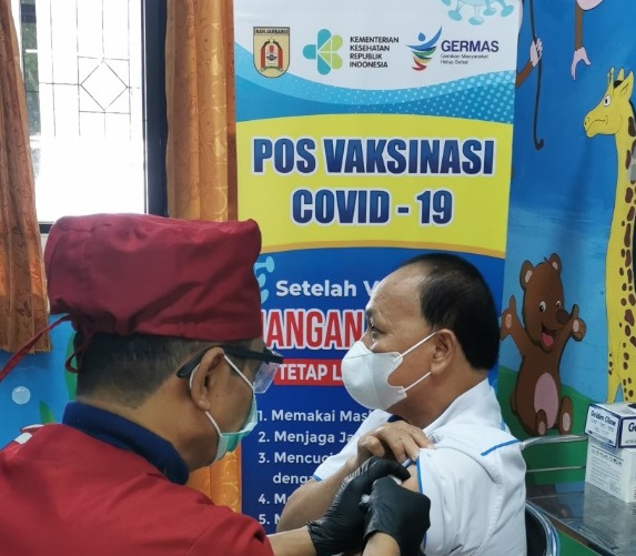 Direktur Utama PDAM Intan Banjar Jalani Vaksinasi Covid-19