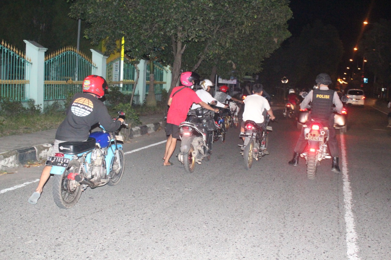 Patroli UKL Polres Banjarbaru amankan puluhan motor dan remaja pada Minggu 25 dini hari