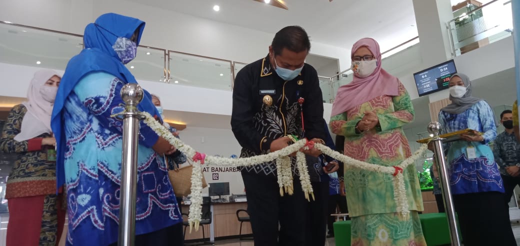 Launching Anjungan Dukcapil Mandiri (ADM) yakni mesin pencetakan dokumen kependudukan pertama di Kota Banjarbaru