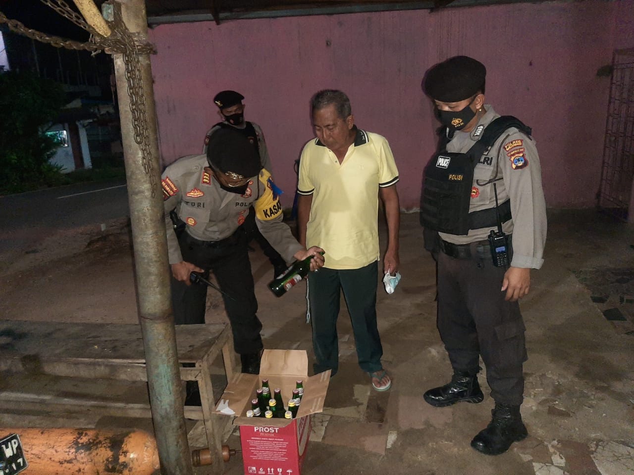 Operasi Sikat Intan, Satuan Sabhara Polres Banjarbaru Sita Puluhan Botol Miras