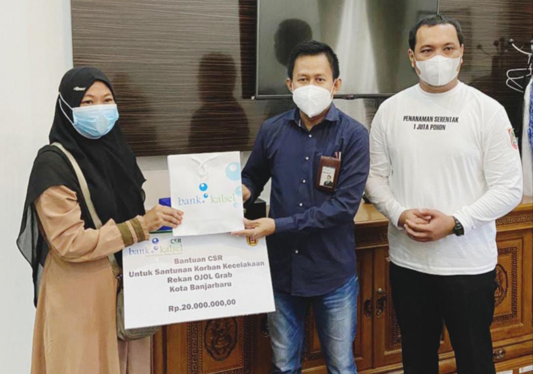 Pemkot Banjarbaru dan Bank Kalsel Beri Dana CSR untuk Driver Ojol yang Alami Kecelakaan