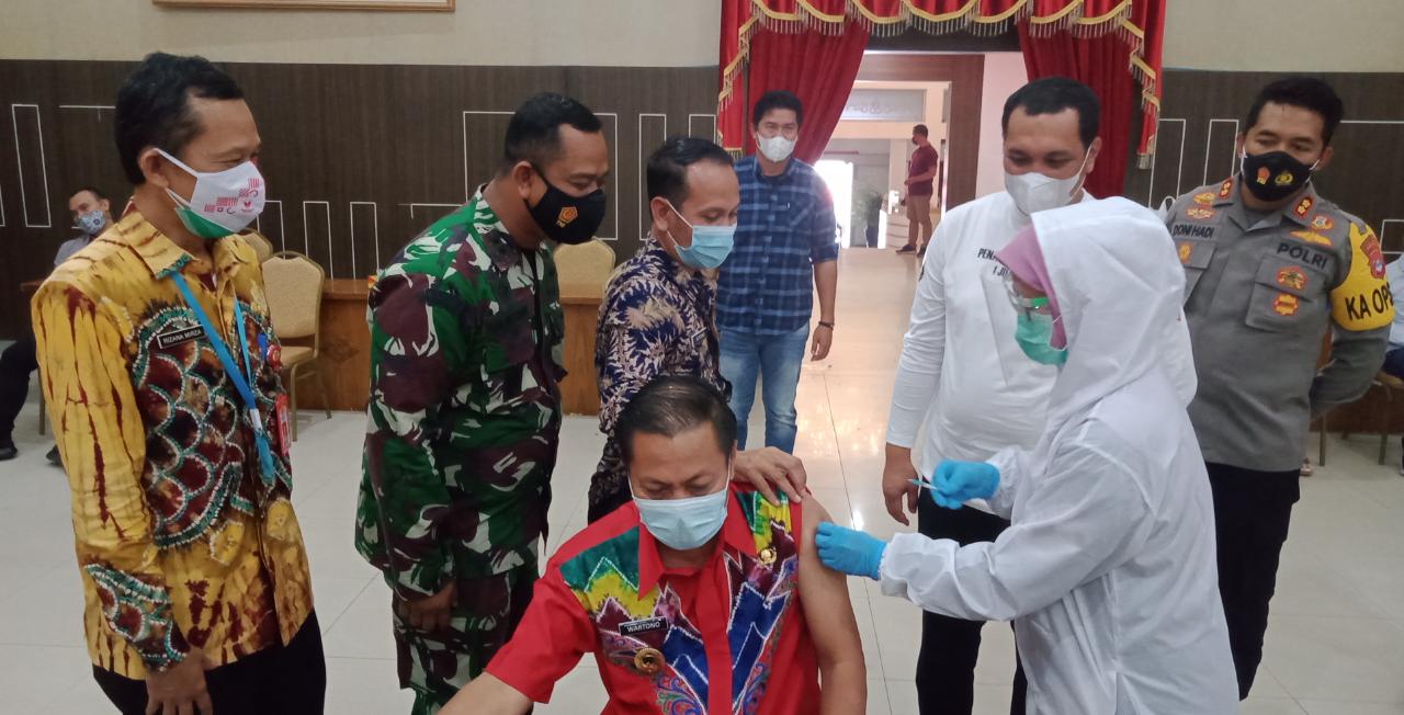 Walikota dan Wawali Banjarbaru Lakukan Vaksinasi Tahap Pertama