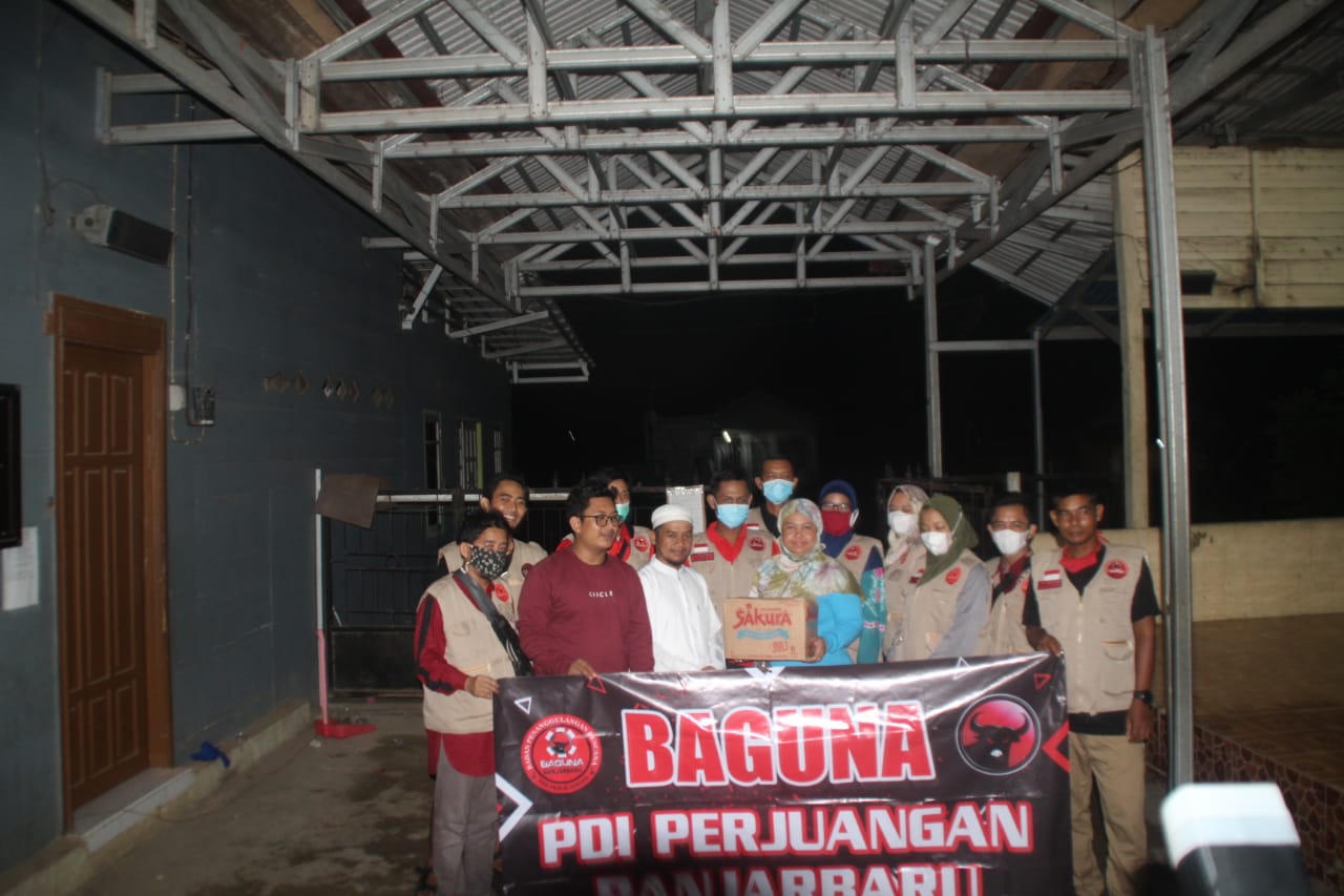 DPC Baguna PDIP Banjarbaru Serahkan Bantuan untuk Korban Banjir di Satui