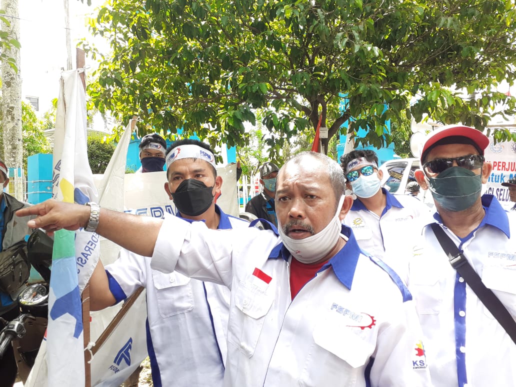Ratusan Pekerja Tumpah Ruah di Kantor PLN Kalselteng Banjarbaru, Ini yang Dituntut