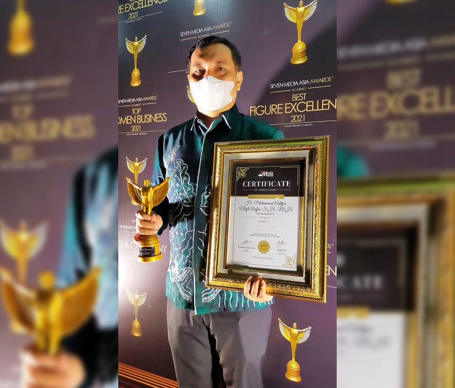 Aditya Mufti Ariffin Terima Penghargaan Best Figure Excellence 2021