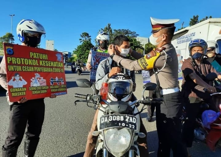 Sembari Tertibkan Pengguna Jalan, Sat Lantas Polres Banjarbaru Ingatkan Prokes