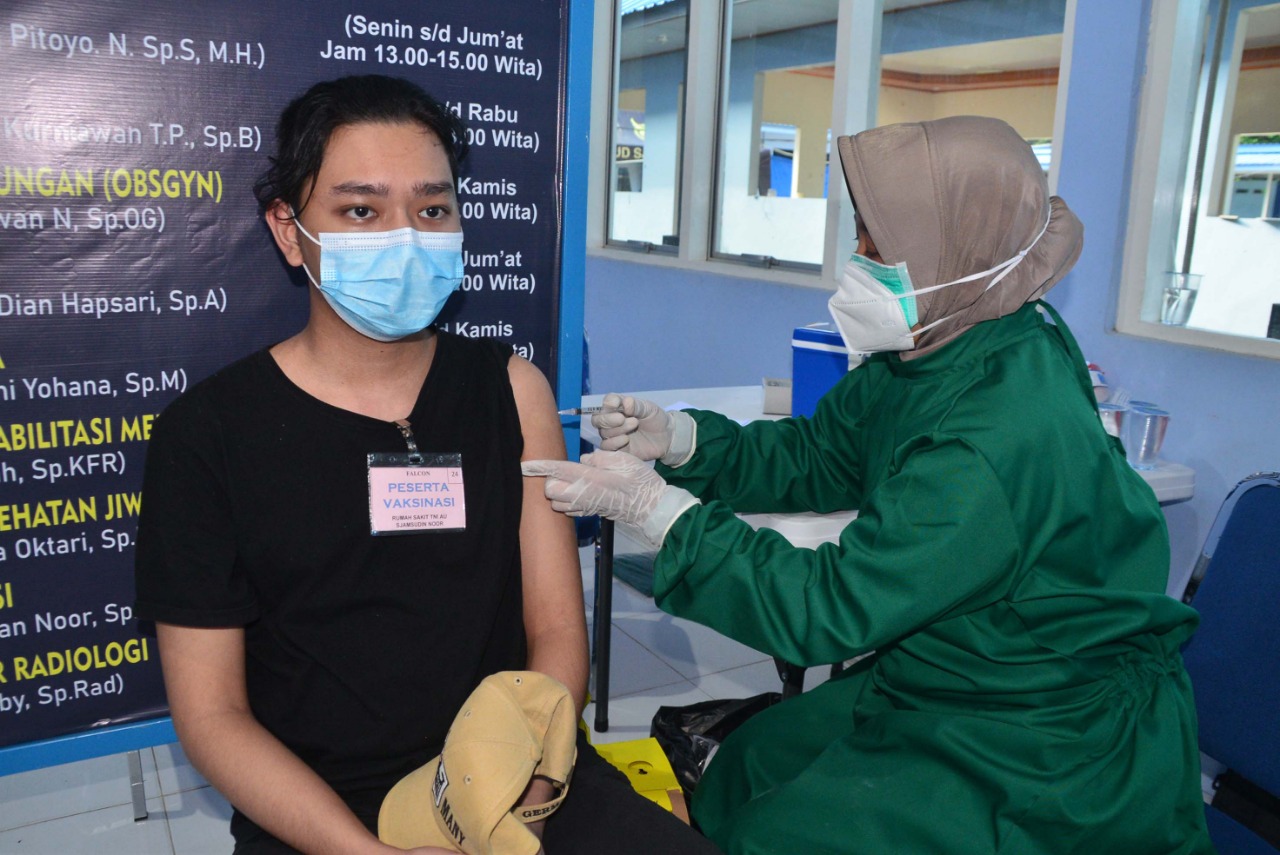 RS TNI AU Syamsudin Noor Diserbu Warga untuk Vaksinasi