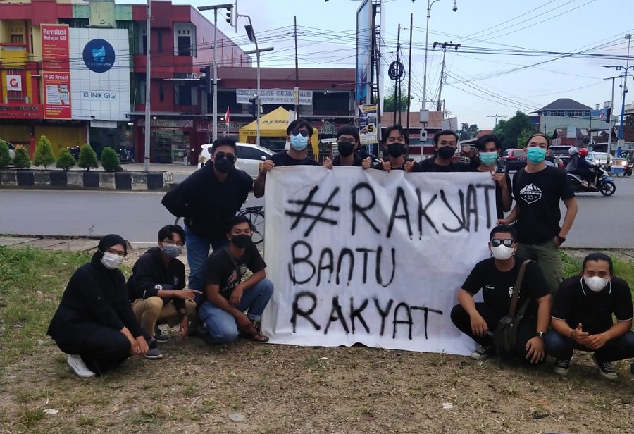 Gerakan Kaos Hitam Bagi Ratusan Masker untuk Warga Banjarbaru