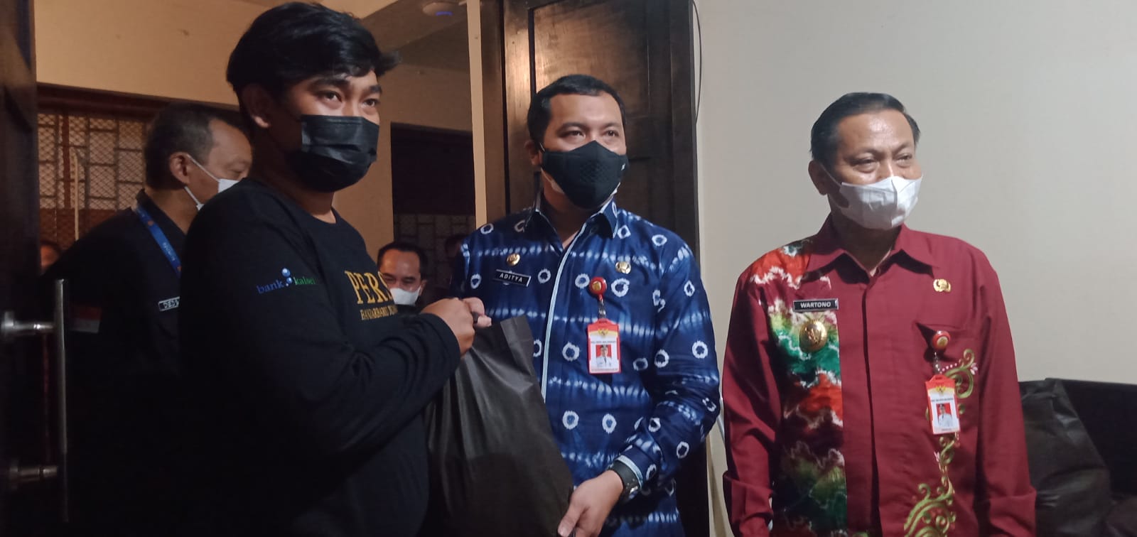Mobilitas Terbatas saat PPKM, Walikota dan Wawali Beri Sembako untuk Wartawan Banjarbaru