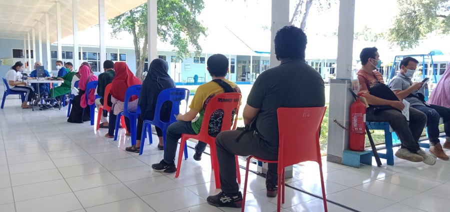 Awak Media dan Keluarga Kembali Ikuti Serbuan Vaksinasi di RS TNI AU Sjamsudin Noor