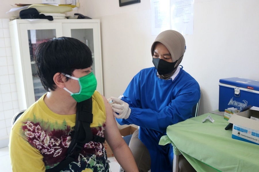 Awak Media dan Keluarga Kembali Ikuti Serbuan Vaksinasi di RS TNI AU Sjamsudin Noor
