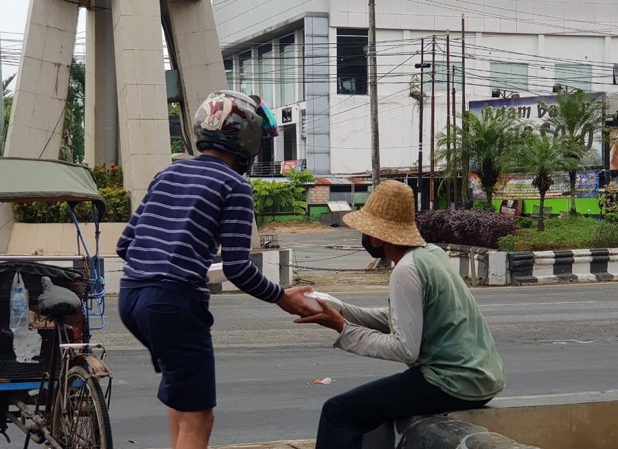 Turun ke Jalan, Komunitas Buat Baik Banjarbaru Bantu Warga Terdampak Covid-19