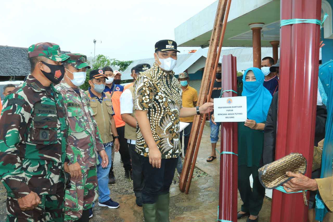 Walikota Banjarbaru Serahkan Bantuan Koban Angin Puting Beliung