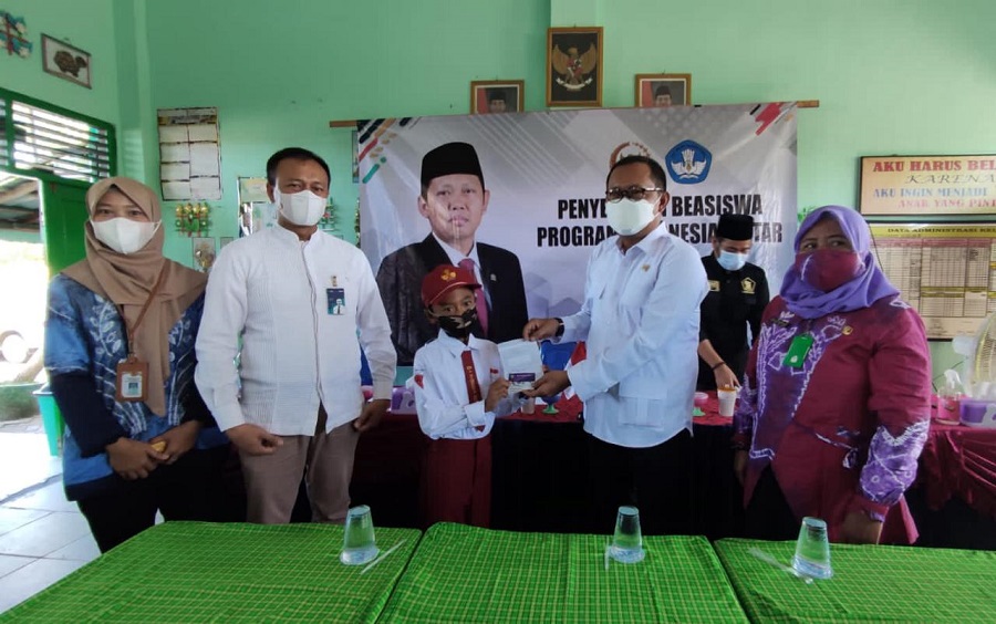 Anggota DPR RI H Muhammad Nur Salurkan Beasiswa PIP pada 851 Siswa di Banjarbaru