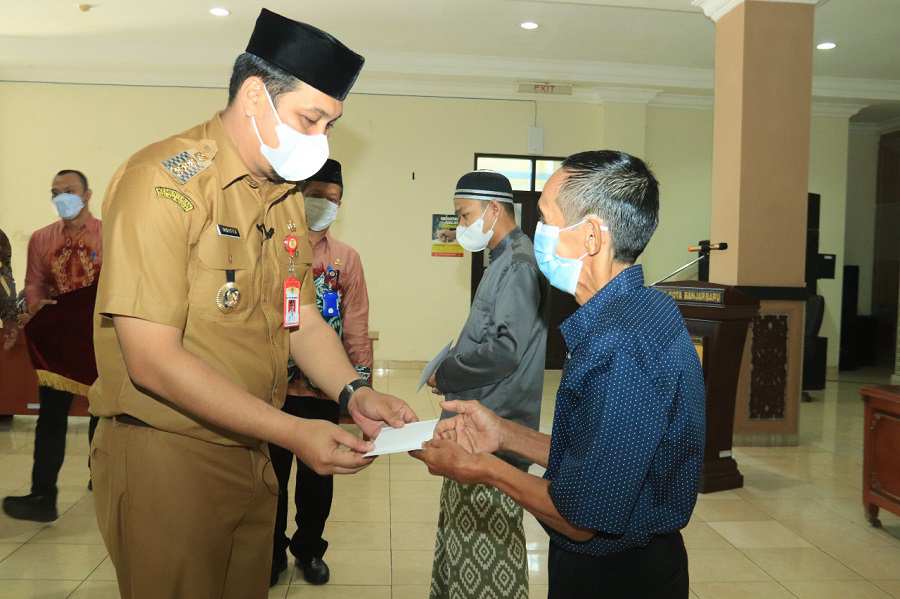 Petugas Kebersihan Rumah Ibadah di Banjarbaru Dapat Insentif
