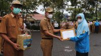 Wawali Banjarbaru Beri Berbagai Penghargaan untuk Satuan dan Tenaga Pendidik