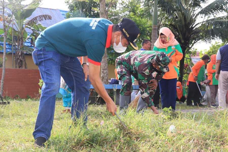 Wawali Banjarbaru Pimpin Gotong Royong di Komplek Wengga Jaya