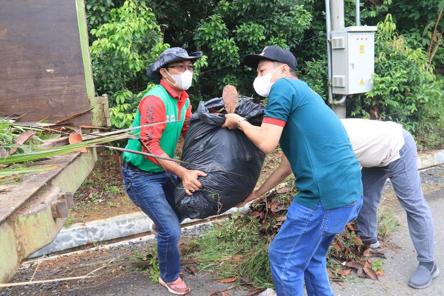 Wawali dan Komunitas GNC Bersih-bersih di Lahan Fasum Palam