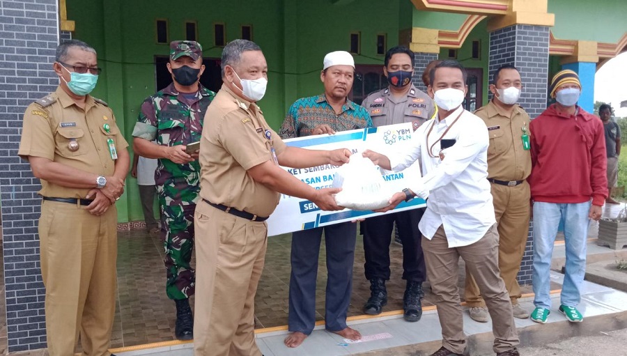 Terdampak Proyek Jalan Liang Anggang, YBM PT PLN UIKL Kalimantan Bari Bantuan Warga