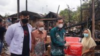 Walikota Banjarbaru Serahkan Bantuan Korban Kebakaran di Cempaka (1)