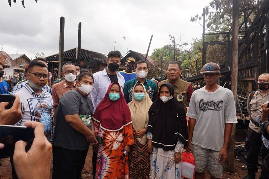 Walikota Banjarbaru Serahkan Bantuan Korban Kebakaran di Cempaka