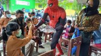 Semangati Anak-Anak, Tarmidi Berubah Jadi Spiderman