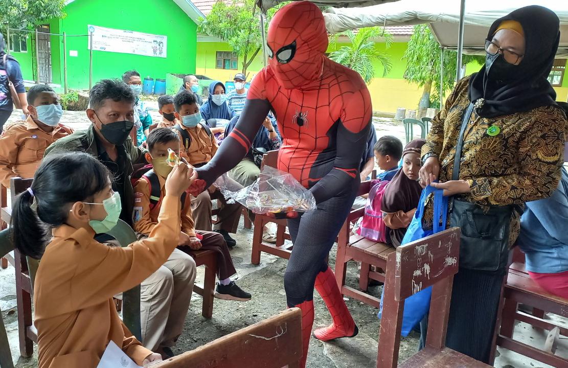 Semangati Anak-Anak, Tarmidi Berubah Jadi Spiderman
