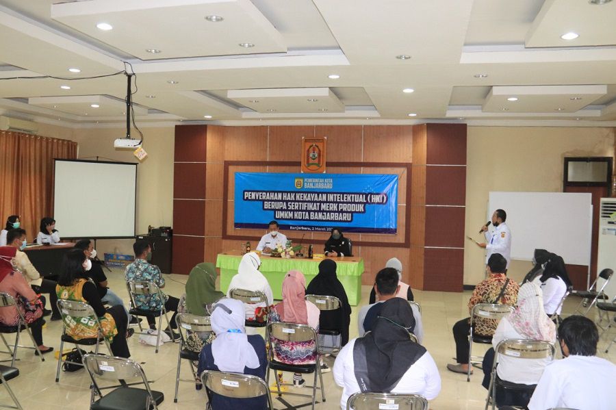 Wawali Serahkan 28 Sertifikasi HKI pada Pelaku Usaha di Banjarbaru