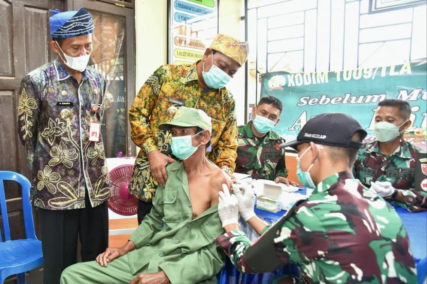 Paman Birin dan Ketua TP KK Kalsel Tinjau Vaksinasi di Panyipatan Tala