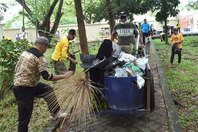 Paman Birin Pimpin Aksi Bersih-bersih di Masjid Raya Sabilal Muhtadin