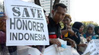 Pemerintah Indonesia telah mengambil langkah tegas dengan meratifikasi UU Nomor 20 Tahun 2023 tentang Aparatur Sipil Negara (ASN) yang menandakan bahwa pegawai honorer di instansi pemerintah akan dihapuskan, dan pelarangan merekrut honorer baru untuk mengisi jabatan ASN mulai diberlakukan. Hal ini didasarkan pada revisi UU ASN yang telah ditandatangani oleh Presiden Joko Widodo pada 31 Oktober. Revisi ini diarahkan untuk memberikan tata kelola yang lebih baik terhadap tenaga non-ASN di instansi pemerintah.